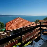 Royal Blue With Sea View In Old Къща за гости
