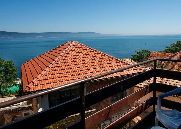 Royal Blue With Sea View In Old Guest house