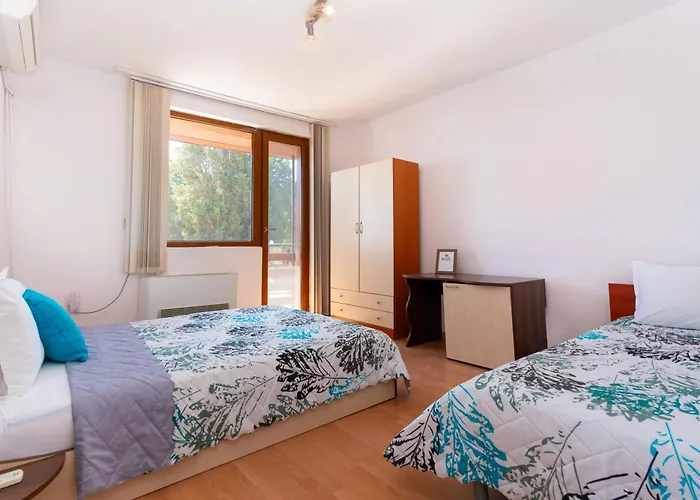 Royal Blue With Sea View In Old Guest house